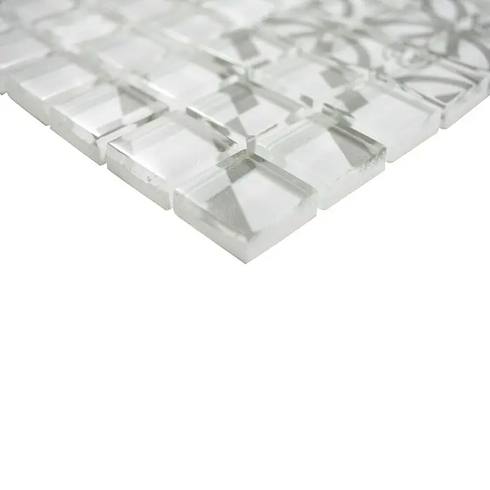 Mosaikfliese Quadrat Crystal XCM 8OP35 - 30 x 30 cm, Grau, Glänzend - Nahaufnahme von gläsernen Mosaikfliesen, die ein subtiles Muster auf einer Oberfläche erzeugen, ideal für elegante Innenraumgestaltung.
