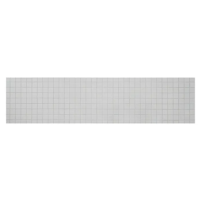 Mosaikfliese Quadrat Uni CD 102 - 29,8 x 29,8 cm, Weiß, Glänzend - Rechteckiges Panel aus quadratischen, weißen Fliesen mit hellgrauen Fugen auf schwarzem Hintergrund.