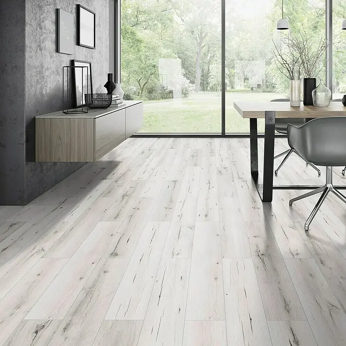 Classen Vinylbodenmuster GreenVinyl Schnee-Eiche - 300 x 173 x 3,8 mm, Landhausdiele - Heller Holzboden in einem modernen Esszimmer.