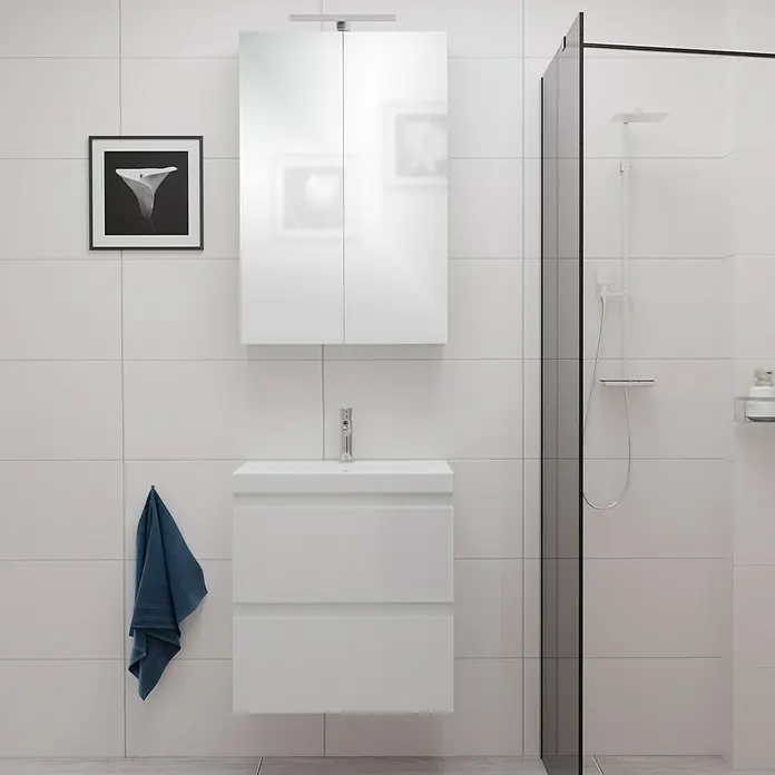 Camargue Espacio Badmöbel-Set E31 - 60 cm, Gama weiß matt - Badezimmer-Interieur mit einem weißen Waschtischunterschrank mit Schubladen und einem passenden Spiegelschrank über dem Waschbecken.