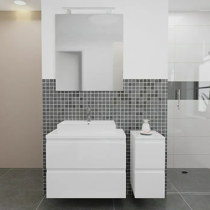 Camargue Espacio Badmöbel-Set J23 - 110 cm, Gama weiß glänzend - Modernes Badezimmer-Interieur mit einem weißen Waschtischunterschrank und Spiegelschrank, akzentuiert durch graue Mosaikfliesen.