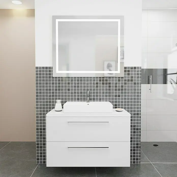 Camargue Espacio Waschtischunterschrank100 x 46 x 60 cm, 2 Schubkästen, Mira - Badezimmer-Szene mit einem weißen Waschtisch mit Schubladen und einem beleuchteten Spiegel, der ein modernes und stilvolles Design zeigt.