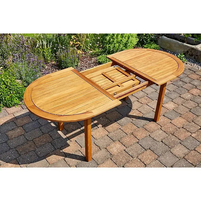 Sunfun Gartenmöbel-Set Diana/Maja - 5 -tlg., Akazienholz/PE-Geflecht/Stahl, Braun/Grau - Ovaler Gartentisch aus Holz mit Ausziehfunktion auf einer Terrasse, umgeben von üppigem Grün. Perfekt für Mahlzeiten im Freien.