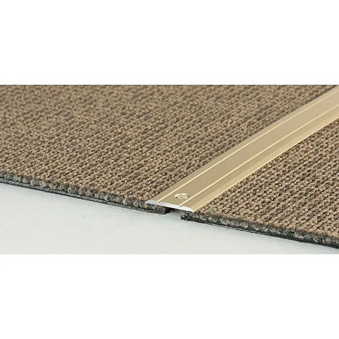 LOGOCLIC Übergangsprofil 133 - Sahara, 1 m x 25 mm x 2 mm, Montageart: Schrauben - Die Abbildung zeigt eine goldfarbene Teppichschiene, die zwei Teppiche miteinander verbindet und einen nahtlosen Übergang schafft.
