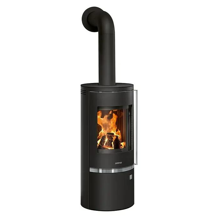 Justus Kaminofen Faro Top 2.0 - 6 kW, Raumheizvermögen: 115 m³, Abdeckung: Stahl, Schwarz - Schwarzer Justus Kaminofen mit Glasfront und sichtbarem Feuerraum, der Wärme und Atmosphäre bietet.