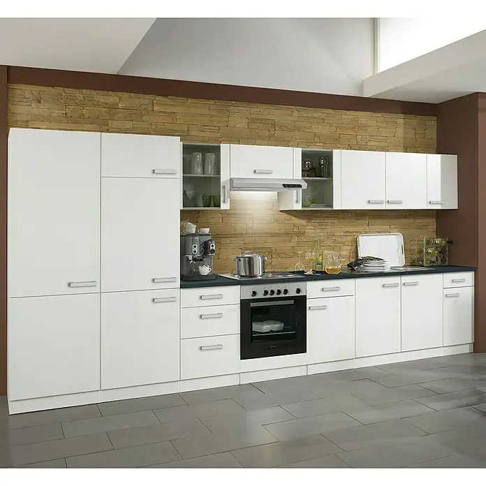 Optifit Oslo Unterschrank - 60 x 50 x 84,8 cm, Weiß, 3 Griffe - Eine moderne Küche mit weißen Schränken, einer dunklen Arbeitsplatte und einer Steinmauer im Hintergrund.