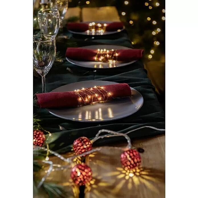 Konstsmide LED-Lichterkette Micro LED - Innen, Lichtfarbe: Bernstein, Anzahl Leuchtmittel: 20 Stk., Batteriebetrieben, 1,9 m, Schwarz - Stimmungsaufnahme