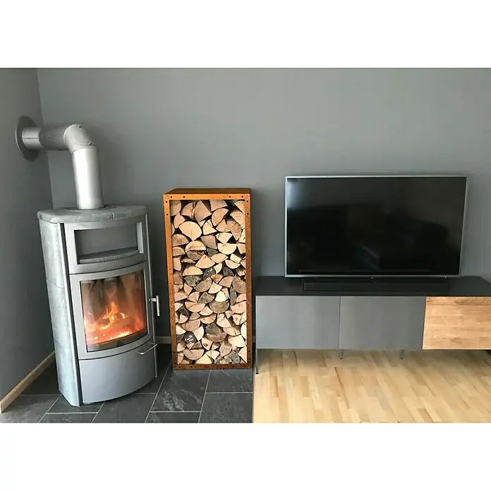Palatino Exclusive Line Rückwand Woodpecker - 22 x 120 cm - Ein grauer Kaminofen mit Holzscheit-Regal und einem Fernseher auf einem grauen Lowboard in einem modernen Wohnzimmer.