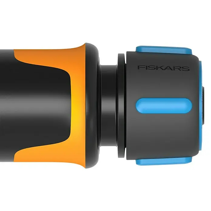 Fiskars Schlauchanschluss-Set - Größe: ¾″ - Detailaufnahme eines Fiskars-Gartenschlauchanschlusses mit orangen und blauen Akzenten vor einem schwarzen Hintergrund.