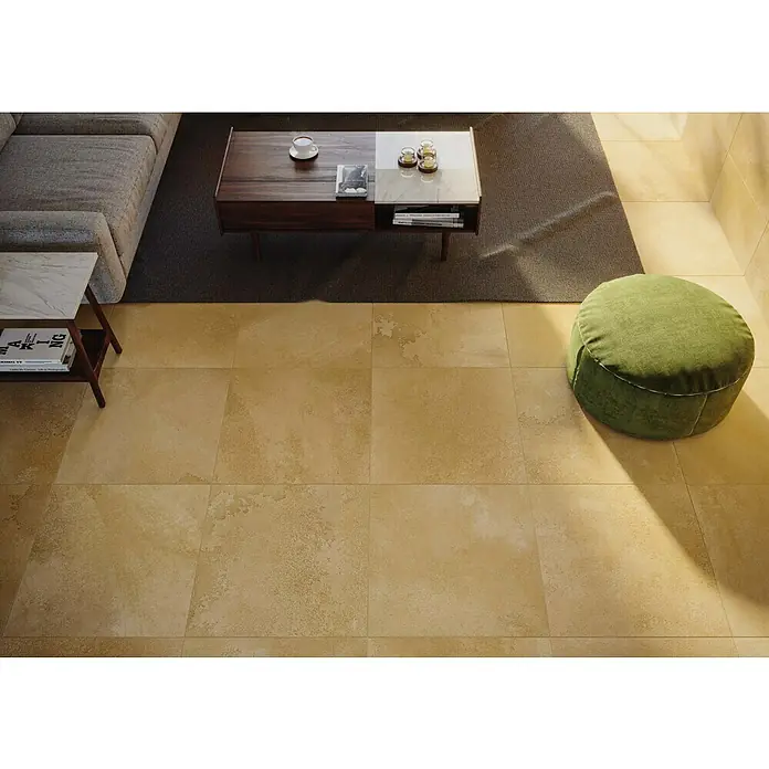 Atlas Concorde Solution Feinsteinzeugfliese Scirocco - 60 x 60 cm, Beige, Matt - Großformatige Bodenfliesen in einem Wohnzimmer, die eine moderne und elegante Atmosphäre schaffen.