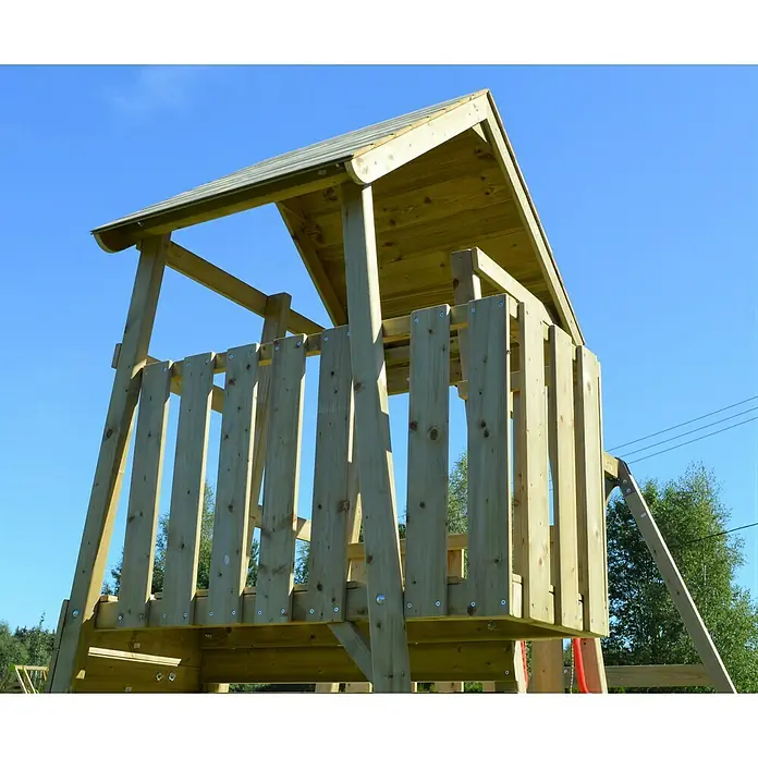 Wendi Toys Kinderspielturm Flamingo - Natur/Rot - Detailansicht eines hölzernen Kinderspielturms mit Geländer und Dachkonstruktion. Der Turm steht im Freien unter blauem Himmel.