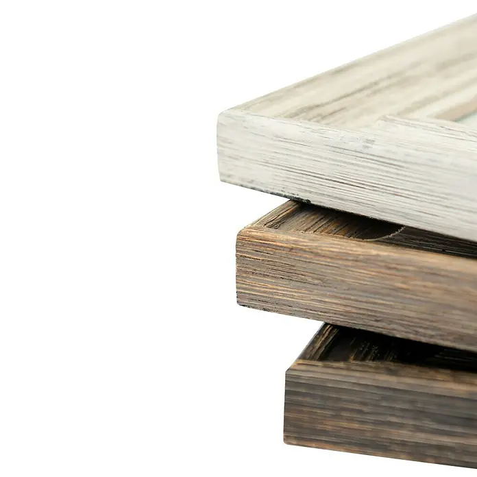 Accent Holzrahmen Vintage - 30 x 40 cm, Braun - Gestapelte Holzrahmen: Drei Holzrahmen in Weiß-, Braun- und dunkler Holzfarbe, gestapelt übereinander auf schwarzem Hintergrund.