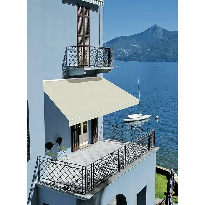 SmartSun Toldo de brazos extensibles Premium Edition Kit - Arena soft, Ancho: 3 m, Caída: 2 m - Elegante fachada de una casa azul con balcones elegantes y un toldo que proporciona sombra y realza el diseño.