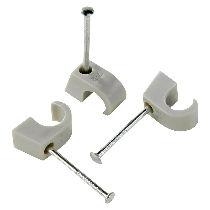 BAUHAUS Grapa para cable blanca - An x L: 9 x 40 mm, Acero, Blanco - Primer plano de clips para cables. Están hechos de plástico gris y tienen un clavo para fijarlos a las superficies.