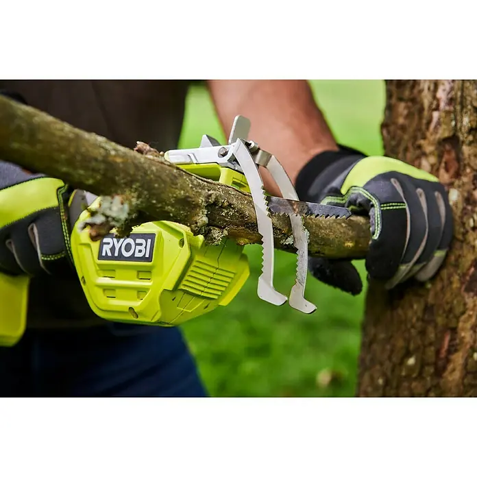 Ryobi ONE+ Akku-Astsäge RY18PSA - 18 V, Li-Ionen, Ohne Akku - Nahaufnahme einer Ryobi Astsäge beim Schneiden eines Astes, die grüne und schwarze Handschuhe trägt.