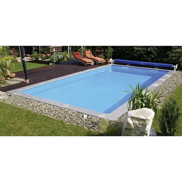 Steinbach Bausatz-Pool Basic 2 - L x B x H: 700 x 350 x 150 cm, 34.000 l - Rechteckiger Pool mit blauem Wasser und grauer Steineinfassung, umgeben von Rasen und Pflanzen. Sonnenliegen stehen auf einer Holzterrasse.