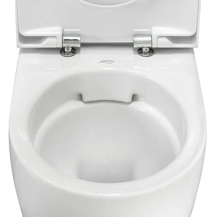Geberit Acanto Wand-WC - Spülrandlos, Ohne Spezialglasur, Spülform: Tief, WC Abgang: Waagerecht, Weiß - Nahaufnahme einer weißen Keramag-Toilette mit geöffnetem Deckel, die das saubere, moderne Design und die Chromscharniere hervorhebt.