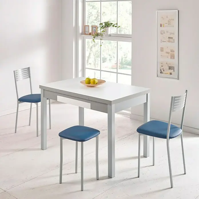 Mesa Meri - L x An: 110 x 70 cm, Material del tablero de la mesa: MDF, Blanco - Un comedor moderno con una mesa de comedor extensible blanca y gris rodeada de sillas azules que crean un ambiente elegante.