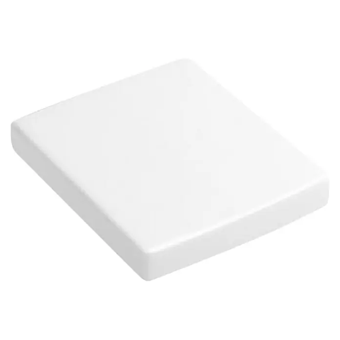 Villeroy & Boch Memento WC-Sitz - Duroplast, Weiß, Mit Absenkautomatik - Nahaufnahme einer weißen quadratischen Abdeckung mit abgerundeten Ecken auf schwarzem Hintergrund. Ideal für diverse Anwendungen.