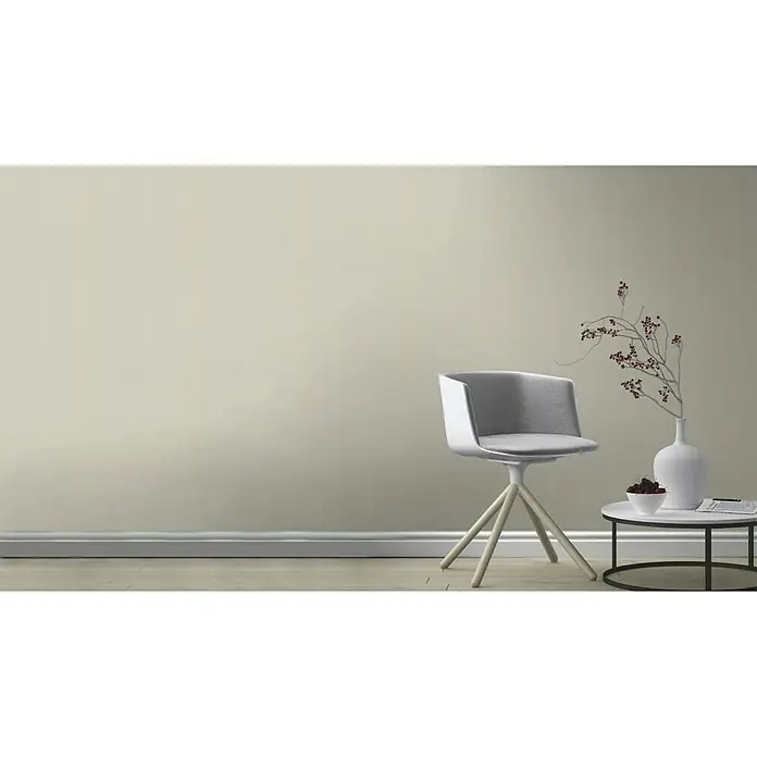 FREUNDIN Vliestapete - Beige, Uni, 10,05 x 0,53 m - Minimalistischer Raum mit einem modernen Stuhl, einem Beistelltisch und dekorativen Elementen, die eine ruhige Atmosphäre schaffen.