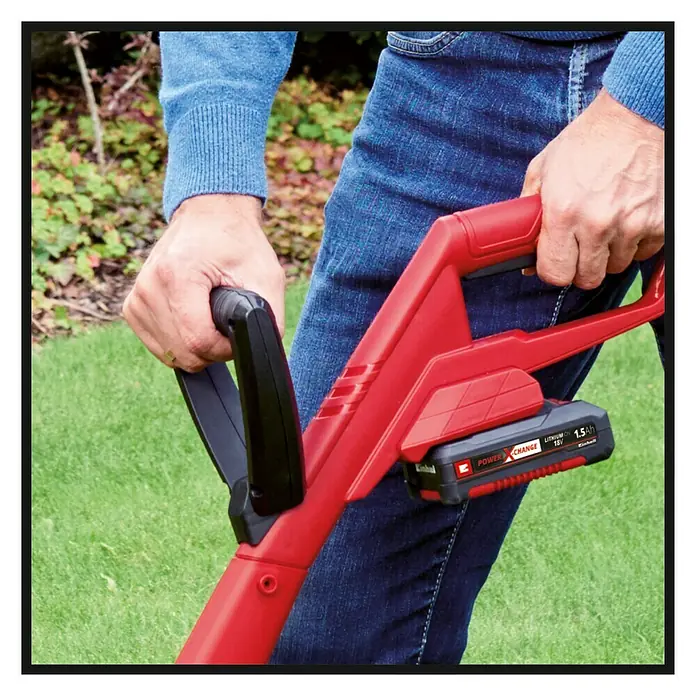 Einhell Power X-Change 18V Akku-Rasentrimmer GC-CT 18/24 Li P - 18 V, 1,5 Ah, Li-Ionen, 1 Akku - Nahaufnahme einer roten Einhell Akku-Grasschere mit 18V Power X-Change Akku, die von einer Person im Garten bedient wird.