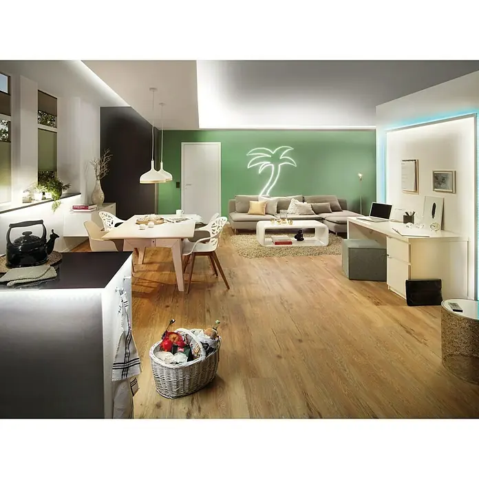 Paulmann LED-Band YourLED Eco Basisset RGB - Länge: 3 m, Lichtfarbe: RGB, 21,6 W, 630 lm - Einladendes Interieur mit Holzboden und einem dekorativen Weidenkorb im Vordergrund. Helle Farben und moderne Möbel prägen den Raum.