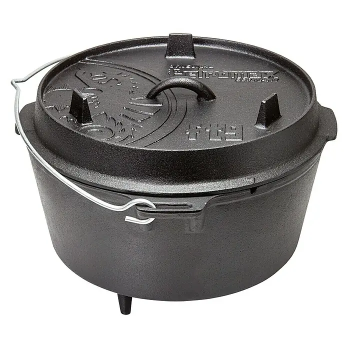 Petromax Dutch Oven - Ø x H: 36,4 x 23,2 cm, Gusseisen, 7,5 l, Mit Füßen - Das Bild zeigt einen gusseisernen Dutch Oven mit Deckel und Griff, ideal zum Kochen im Freien.