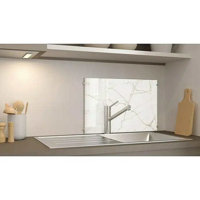 CUCINE Küchenrückwand - White Marble, 60 x 40 cm, Stärke: 6 mm, Einscheibensicherheitsglas (ESG) - Küchenspüle mit Spülbecken und Armatur vor einer Marmor-Rückwand, ergänzt durch Küchenutensilien und ein Schneidebrett.