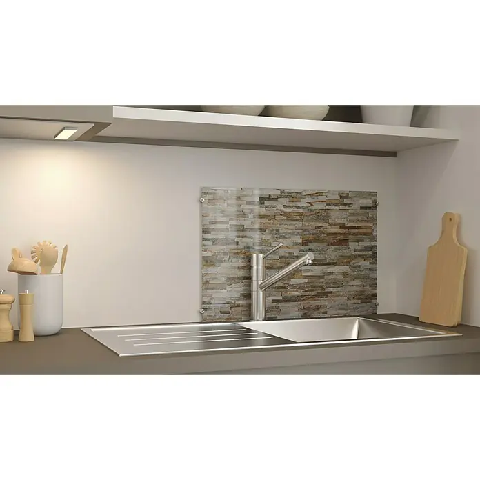 CUCINE Küchenrückwand - Rocky Wall, 60 x 40 cm, Stärke: 6 mm, Einscheibensicherheitsglas (ESG) - Eine moderne Küchenspüle aus Edelstahl mit Armatur und Abtropffläche unter einem Hängeschrank mit Beleuchtung.