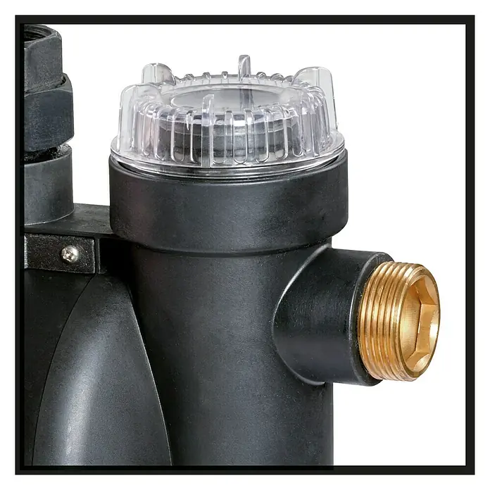 Einhell Hauswasserautomat GC-AW 6333 - 630 W, Max. Fördermenge: 3.300 l/h, Max. Druck: 3,6 bar - Nahaufnahme eines schwarzen Wasserfiltergehäuses mit transparentem Deckel und einem goldenen Messinganschluss.
