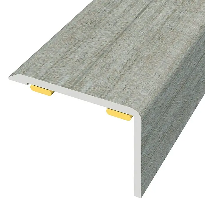 Baglinox Perfil angular Greyish - Z1 - 135 cm x 25 mm x 20 mm, Pegado - Primer plano de un borde de escalera efecto madera con detalles dorados, ideal para renovaciones de escaleras elegantes.