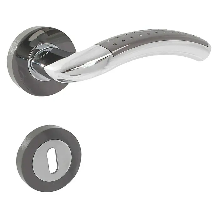 Lienbacher Zimmertürgarnitur Sonata - Verchromt, Nickel, Stärke Tür: 24 mm - 45 mm - Nahaufnahme eines Türgriffs mit Schlüsselloch. Der Türgriff ist aus poliertem Chrom und hat ein modernes Design.