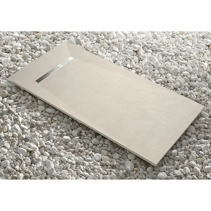 Camargue Plato de ducha Adriatic - L x An: 70 x 160 cm, Carga mineral, Crema - Elegante plato de ducha en tono neutro, enclavado en cantos rodados blancos decorativos, creando una estética moderna y minimalista.