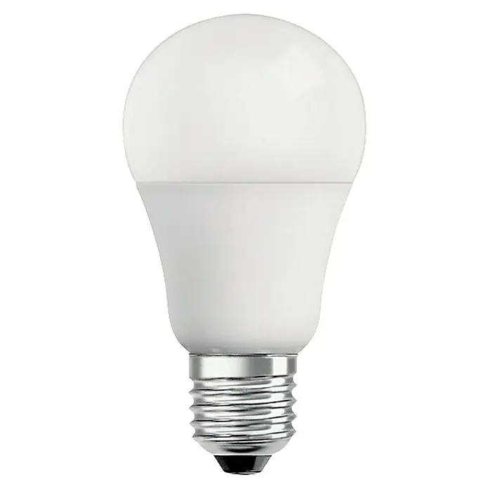 Osram LED-Lampe Superstar Classic A - E27, Dimmbar, Warmweiß, 806 lm, 8,8 W - Nahaufnahme einer einzelnen LED-Glühbirne mit mattweißem Gehäuse und silbernem Schraubsockel vor einem neutralen Hintergrund.