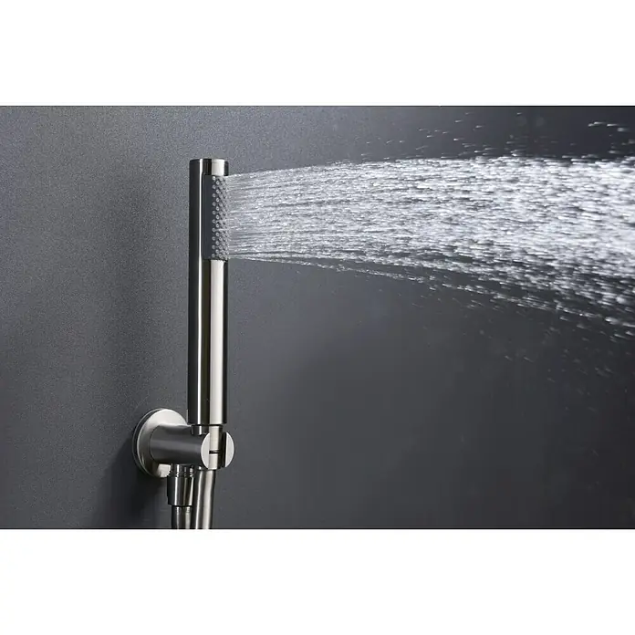 Imex Moscú Sistema de ducha empotrado - Acero inoxidable - Primer plano de una ducha de mano moderna con agua que fluye sobre un fondo oscuro. Diseño elegante para una experiencia de ducha lujosa.