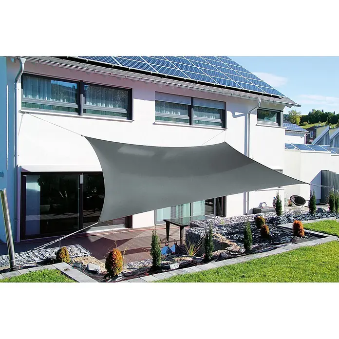 Sunfun Sonnensegel - Hellgrau, Rechteckig, 360 x 360 cm - Ein graues Sonnensegel ist an einem modernen Haus mit Solaranlagen befestigt und spendet Schatten auf der Terrasse.