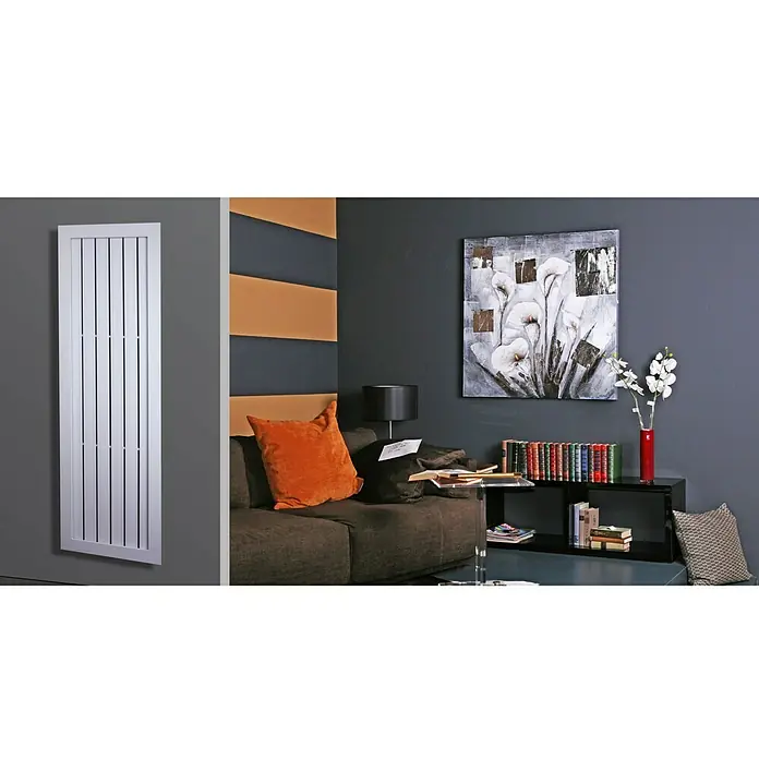 Szagato Designheizkörper Frame - B x H: 580 x 1.800 mm, Wärmeleistung bei Vorlauftemperatur von 75 °C (D: 50): 1.460 W, Weiß - Eine vertikale, weiße Heizkörper-Designheizung vor einer grauen Wand, die modernes Ambiente und Wärme vereint.