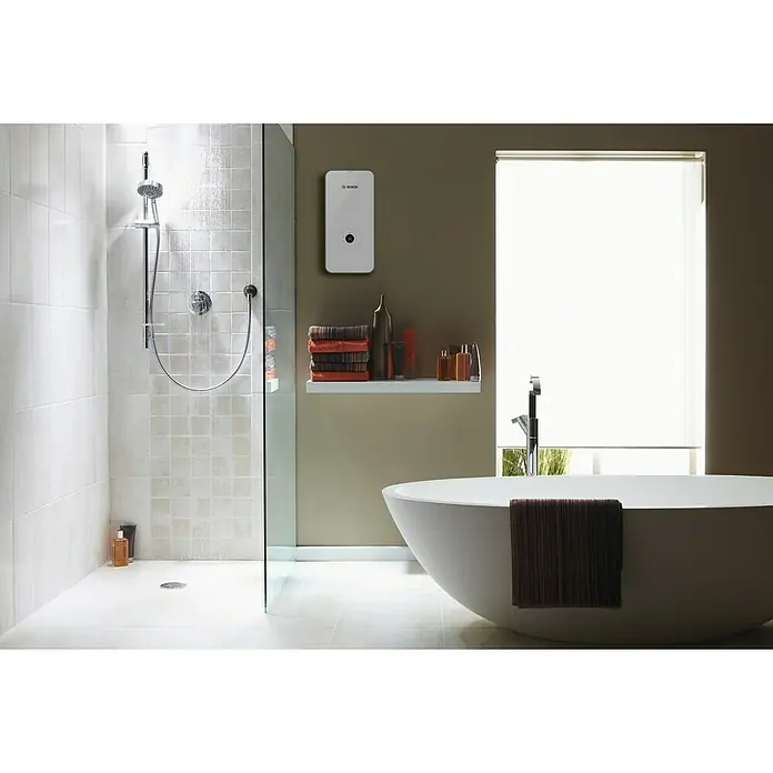 Bosch Durchlauferhitzer Tronic Excellence AquaStop - 15/18/21 kW, Elektronisch - Modernes Badezimmer mit Dusche, Badewanne und einem Bosch Warmwasserbereiter an der Wand, der für warmes Wasser sorgt.