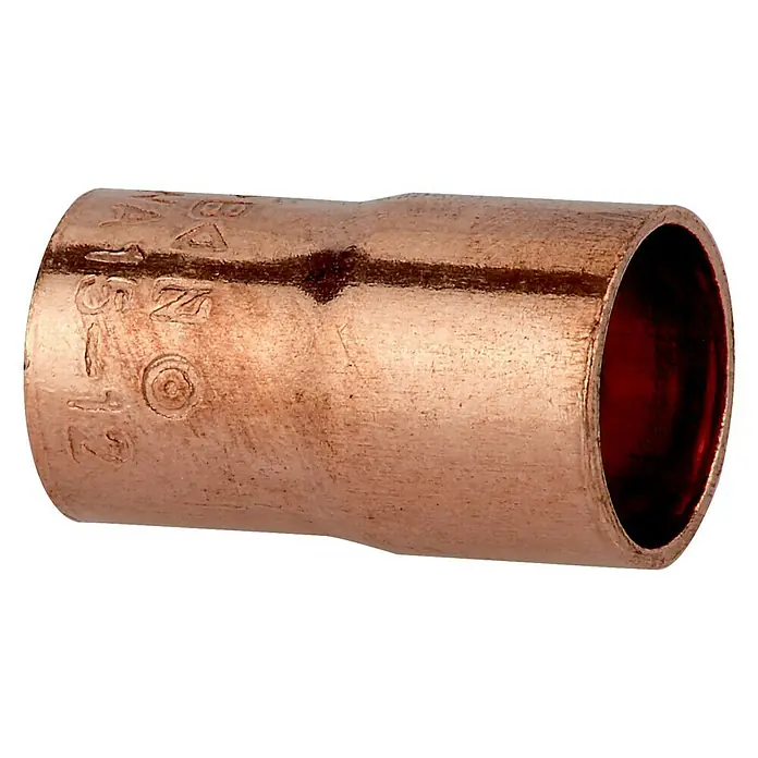 Absatznippel 5243 - 28 x 22 mm, 1 Stk., Metall - Nahaufnahme eines Kupferreduzierstücks für die Sanitärinstallation, das durch seine glänzende Oberfläche besticht.