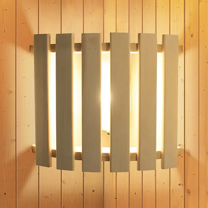Karibu Saunaleuchte Modern - 40 W, Holz - Diese Wandleuchte aus Holzlatten strahlt warmes Licht aus. Das schlichte Design passt perfekt in moderne und rustikale Räume.