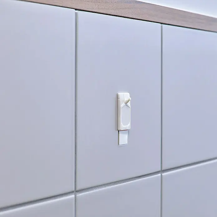 Tesa Klebenagel - Geeignet für: Fliesen, Belastbarkeit: 2 kg, 2 Stk., Weiß - Das Bild zeigt einen einzelnen weißen Command Haken, der an einer weißen Fliesenwand befestigt ist, ideal für Badezimmer oder Küchen.