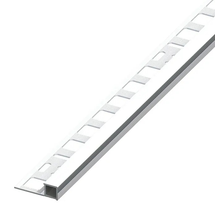 Quadroprofil - Aluminium, Chrom, 2,5 m x 12,5 mm, Eloxiert - Nahaufnahme eines silbernen Fliesenschienenprofils mit quadratischem Querschnitt und gerillter Oberfläche.
