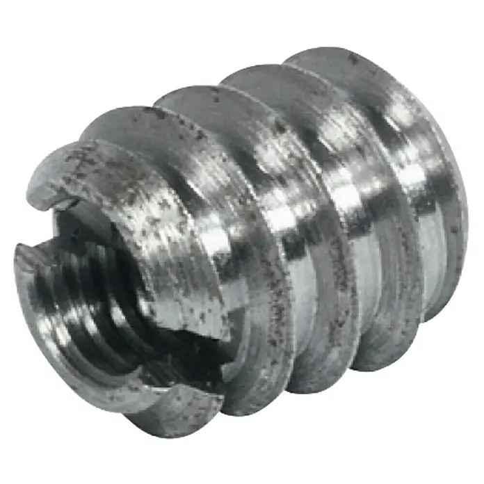 Suki Manguito roscado - M 5, Acero, 1 ud. - Primer plano de un inserto roscado metálico diseñado para reforzar las uniones de madera. Ideal para la construcción y reparaciones de muebles.