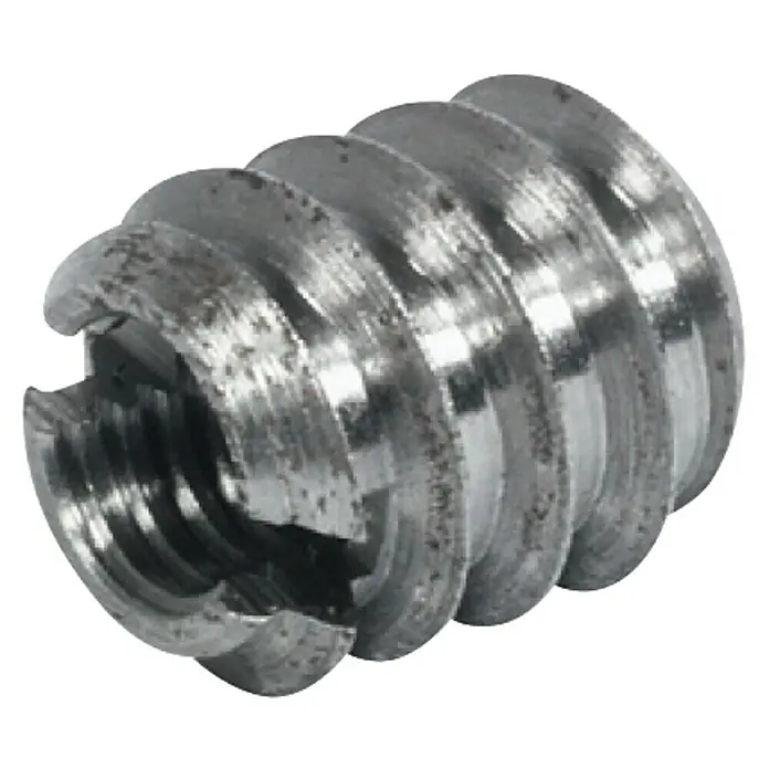 Suki Manguito roscado - M 8, Acero, 1 ud. - Primer plano de un inserto roscado de metal con roscas internas y externas. Ideal para conexiones de madera.