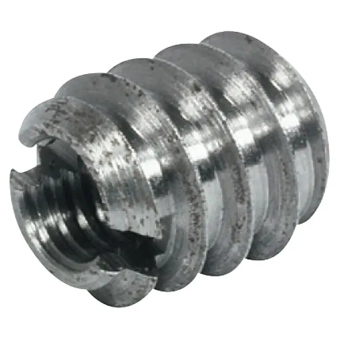 Suki Manguito roscado - M 10, Acero, 1 ud. - Primer plano de una tuerca de inserción de madera de metal con rosca interna y rosca externa.