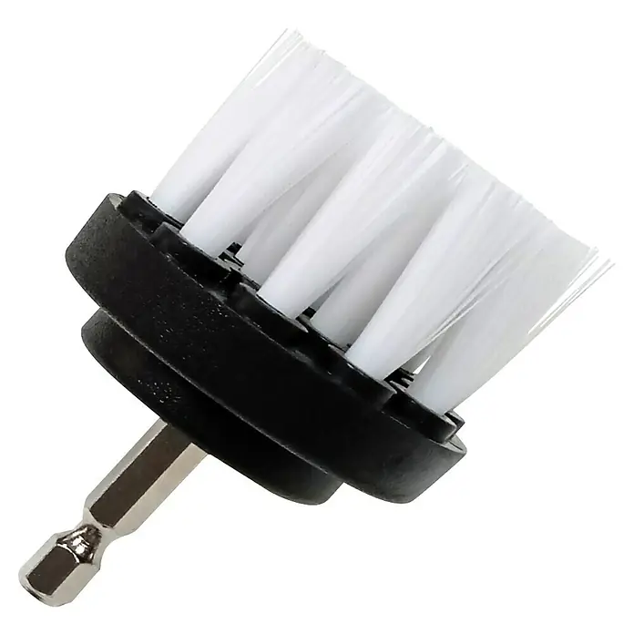 Cepillo rotativo de lavado suave - 3 pzs. - Primer plano de un cepillo blanco para taladro, perfecto para tareas de limpieza en el hogar y el taller.