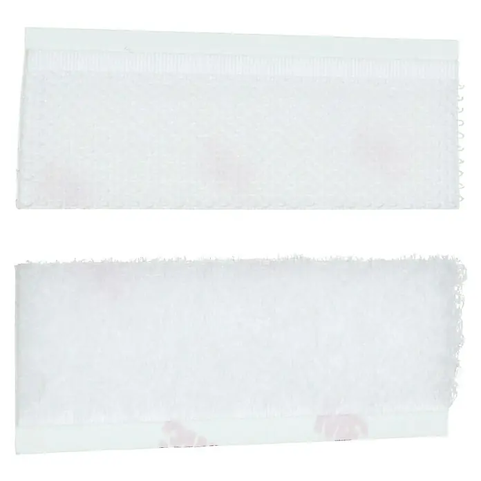 3M Scotch Cinta engomada Interior - 19 mm x 1,5 m, Blanco - Un primer plano de dos tiras de tiras adhesivas 3M Command, diseñadas para un montaje fuerte y sin residuos.