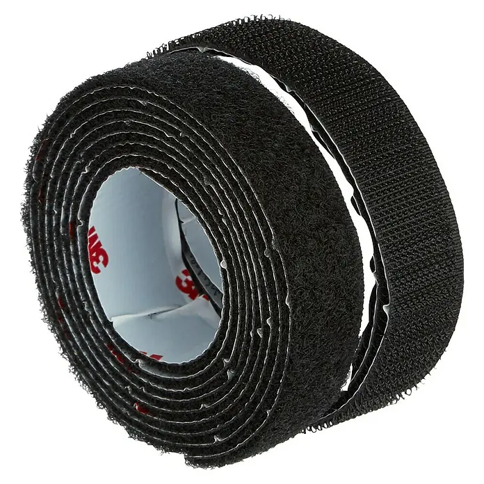 3M Scotch Cinta engomada Interior - 19 x 76 mm, Negro - Un rollo de cinta de velcro 3M con adhesivo, ideal para organizar y asegurar diversos objetos en el hogar o en la oficina.