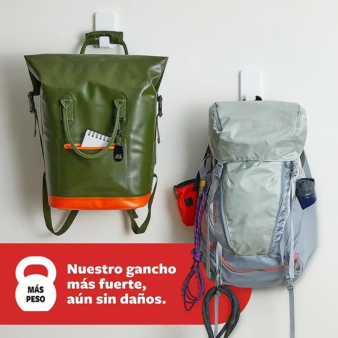 3M Command Gancho para colgar XL - Plástico, Blanco, 1 ud. - Dos mochilas colgando en la pared, presentadas con el eslogan: "Nuestro gancho más fuerte, aún sin daños".