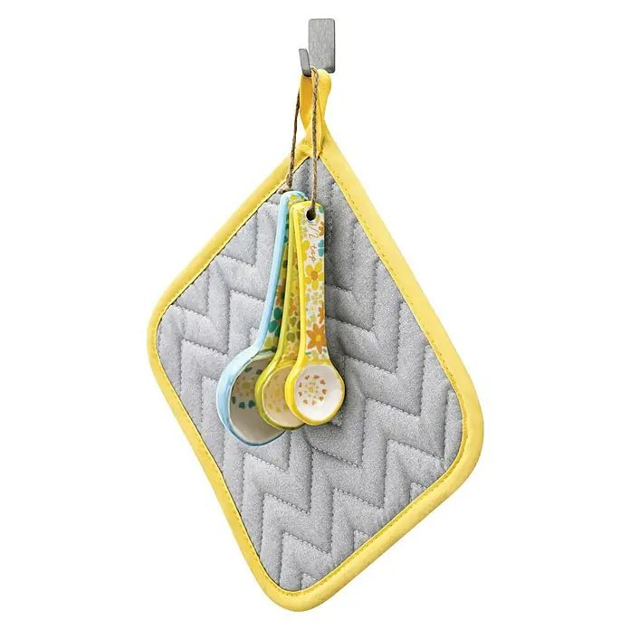 3M Command Gancho para colgar - Acero inoxidable, 4 ud. - Un agarrador gris con un borde amarillo cuelga con cucharas medidoras de colores en un gancho. Utensilios de cocina con estampado floral.